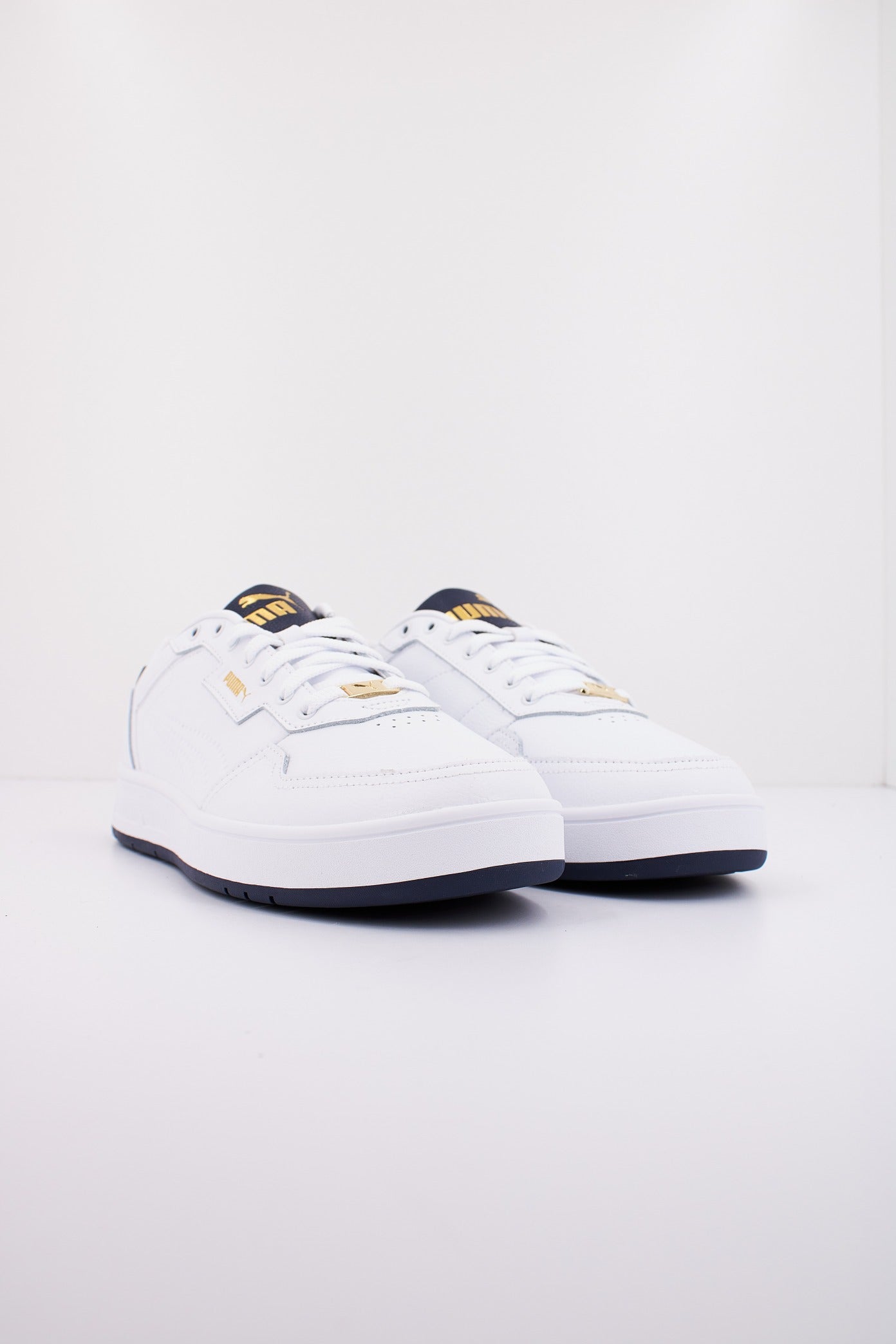 PUMA COURT CLASSIC LUX en color BLANCO  (2)