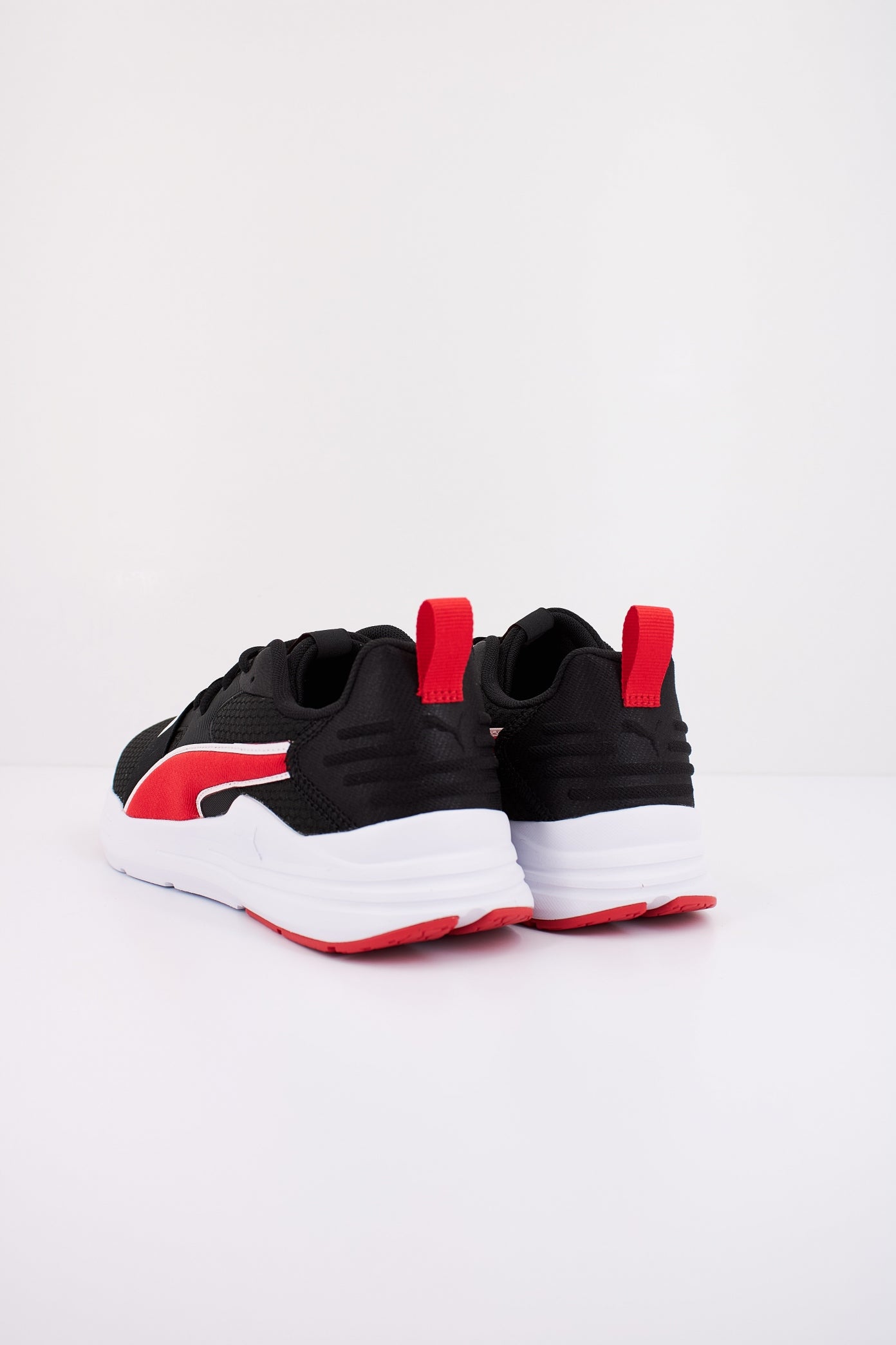 PUMA WIRED RUN PURE en color NEGRO  (4)