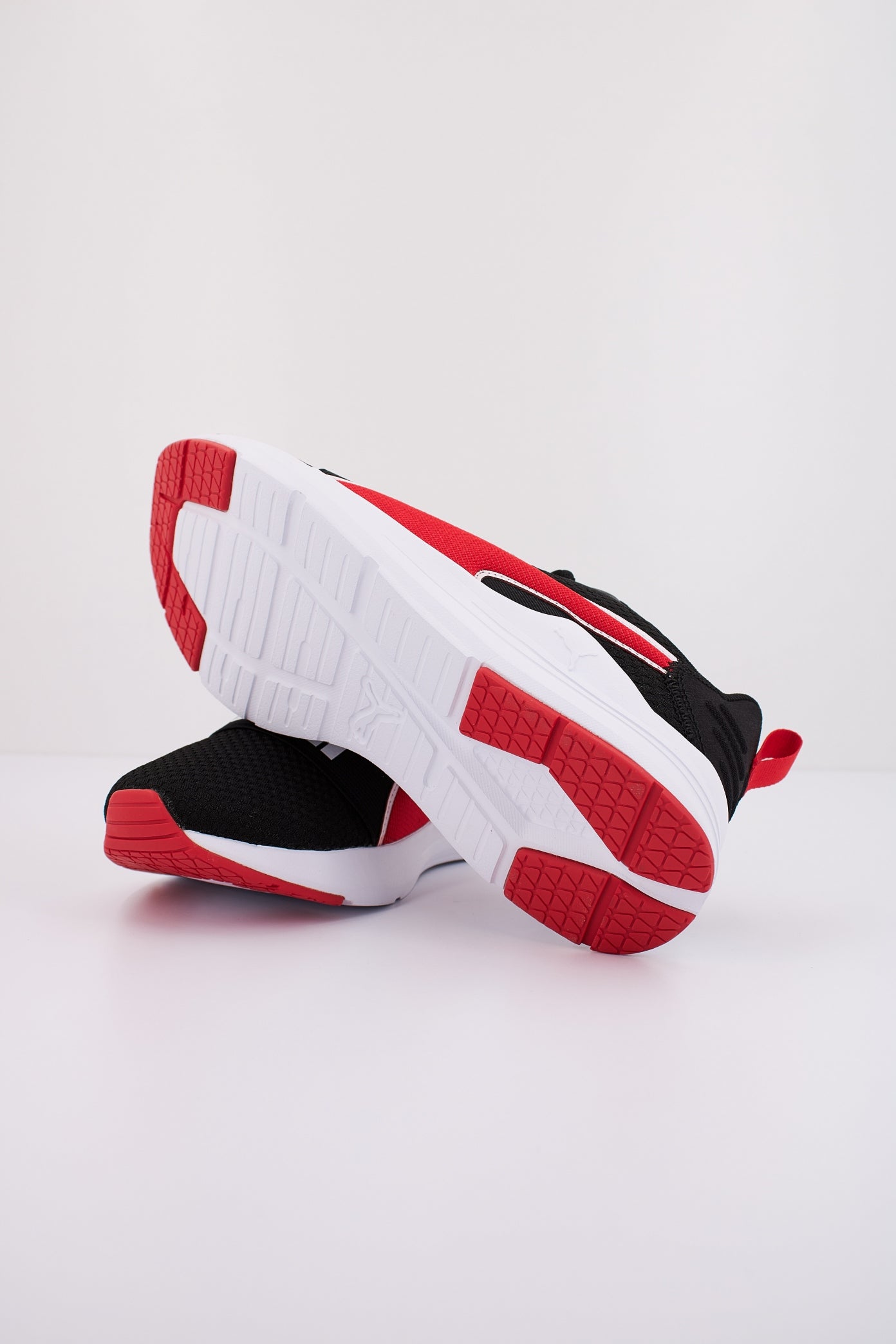 PUMA WIRED RUN PURE en color NEGRO  (5)