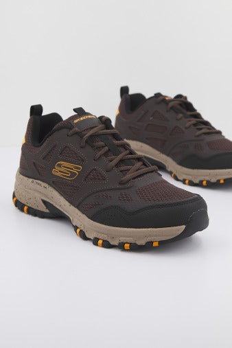 SKECHERS HILLCREST en color MARRON  (1)