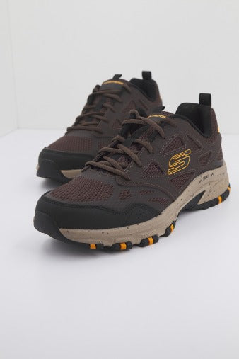 SKECHERS HILLCREST en color MARRON  (2)