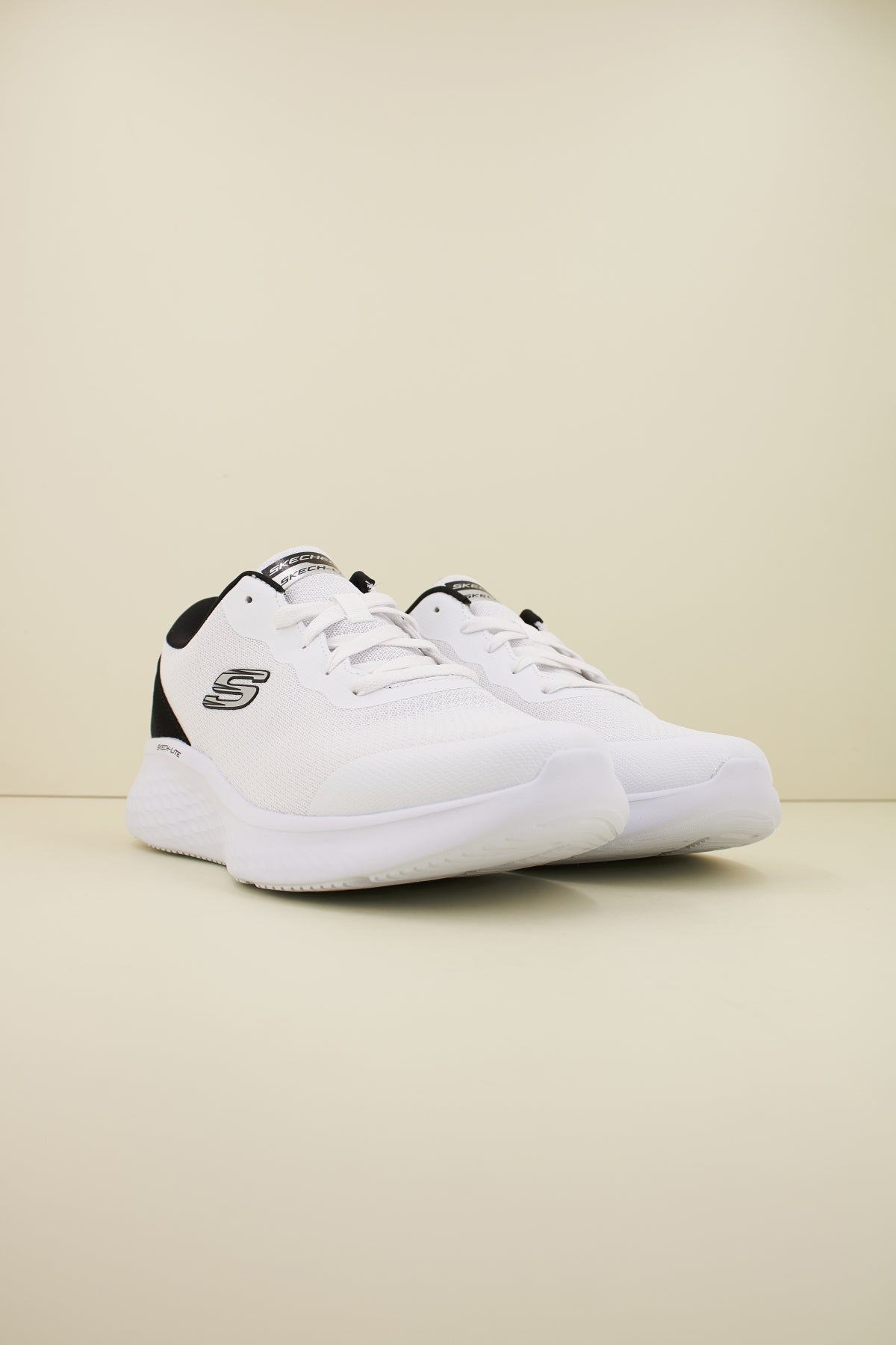 SKECHERS LITE PRO en color BLANCO  (2)