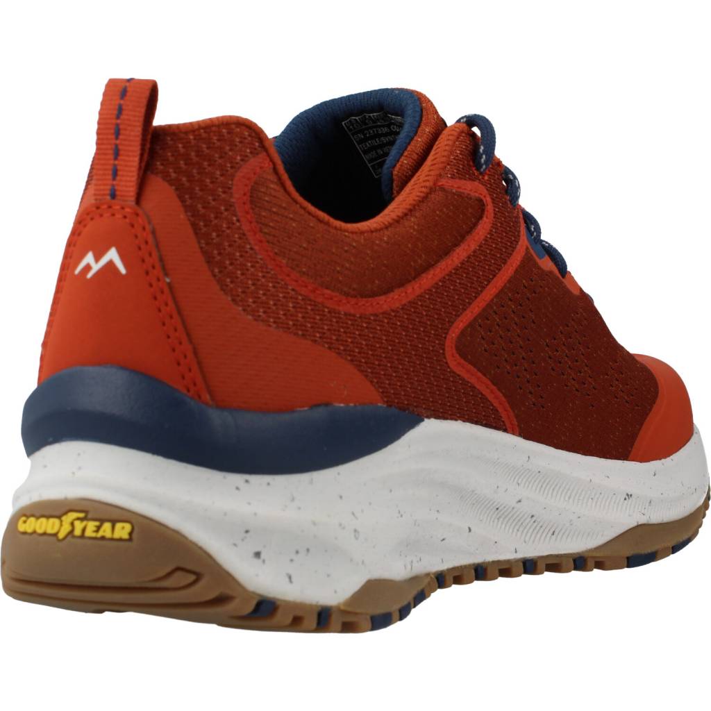 SKECHERS  en color MARRON  (3)