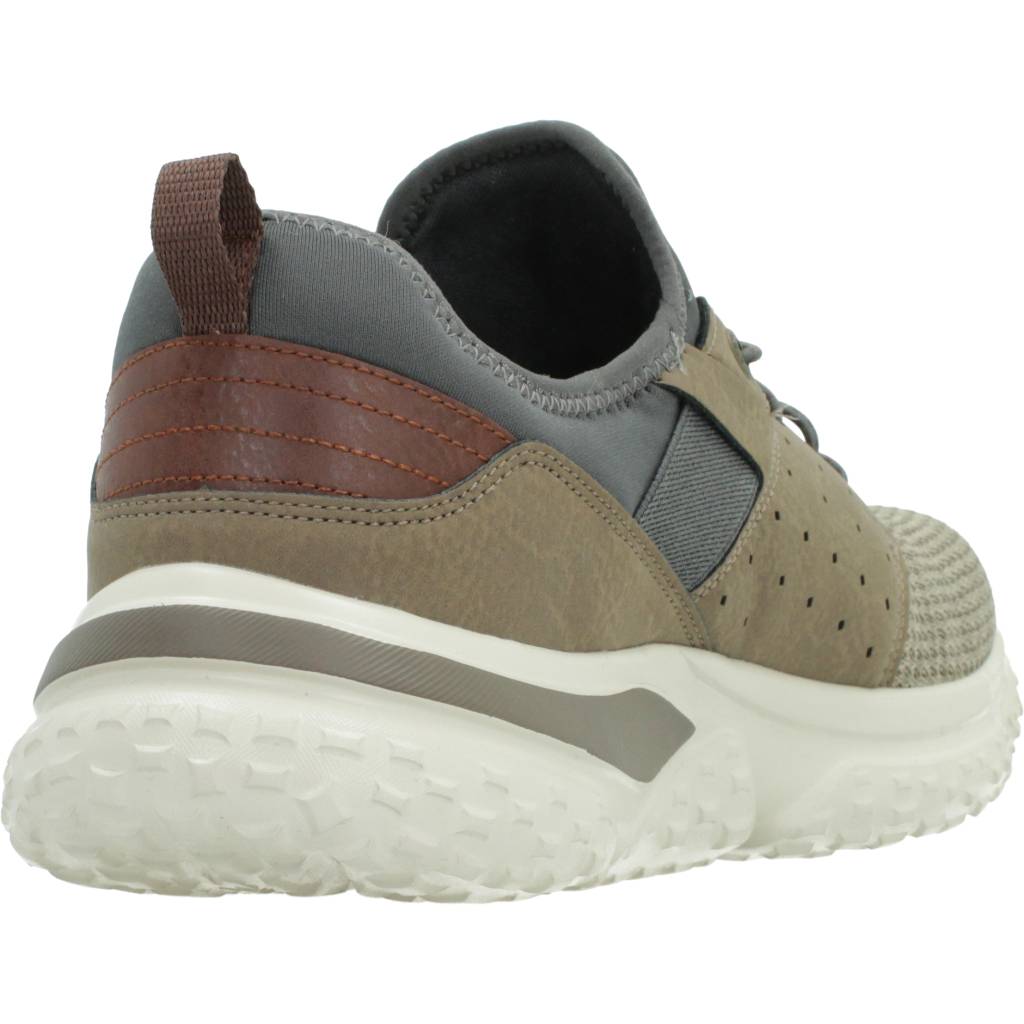 SKECHERS SOLVANO en color MARRON  (3)