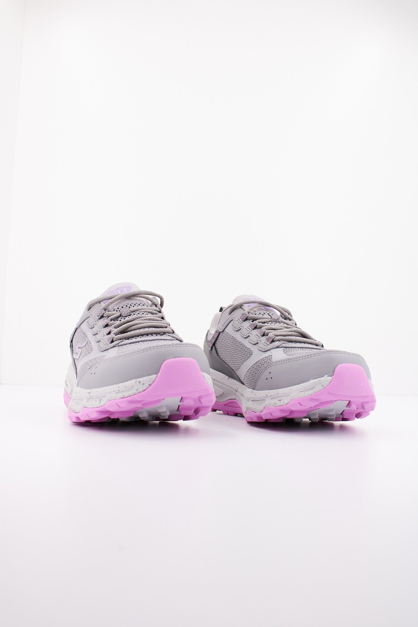 SKECHERS GO RUN TRAIL ALTITUDE en color GRIS  (2)