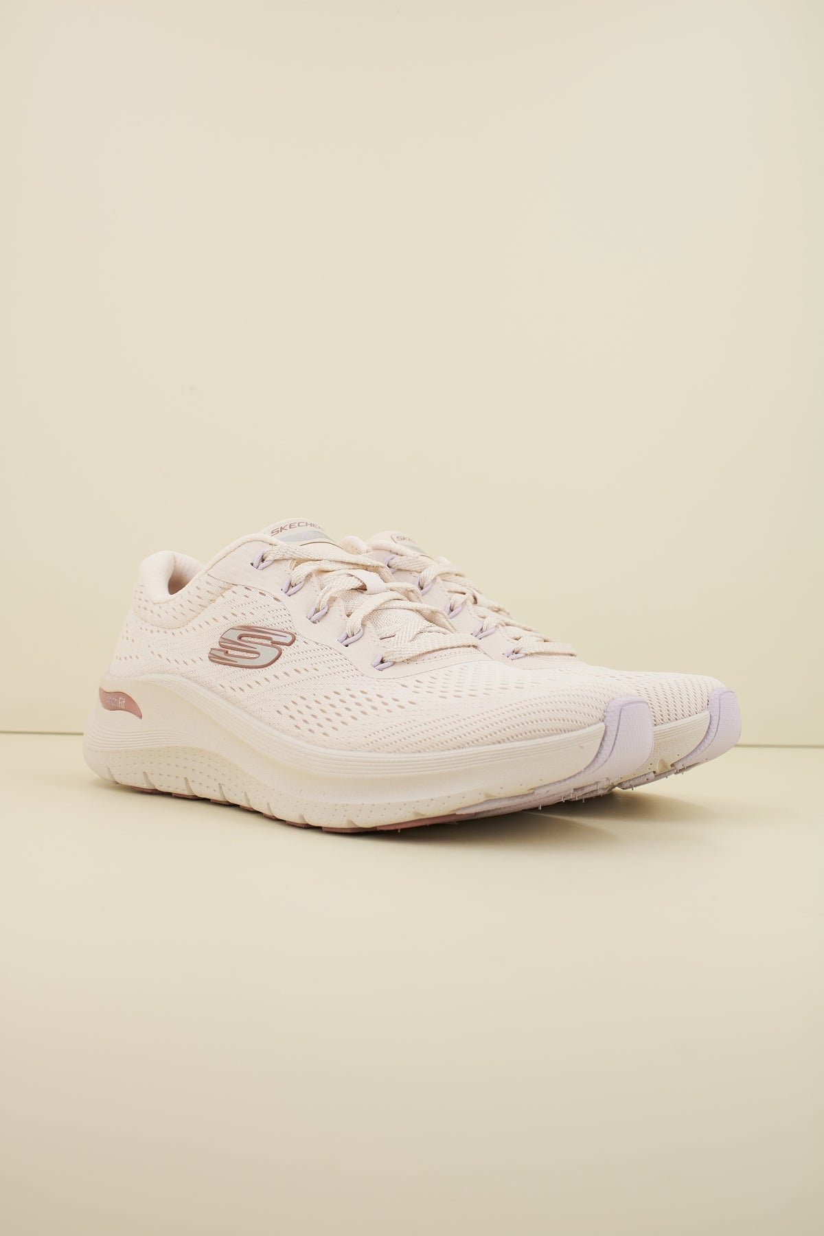 SKECHERS ARCH FIT . en color BEIS  (2)