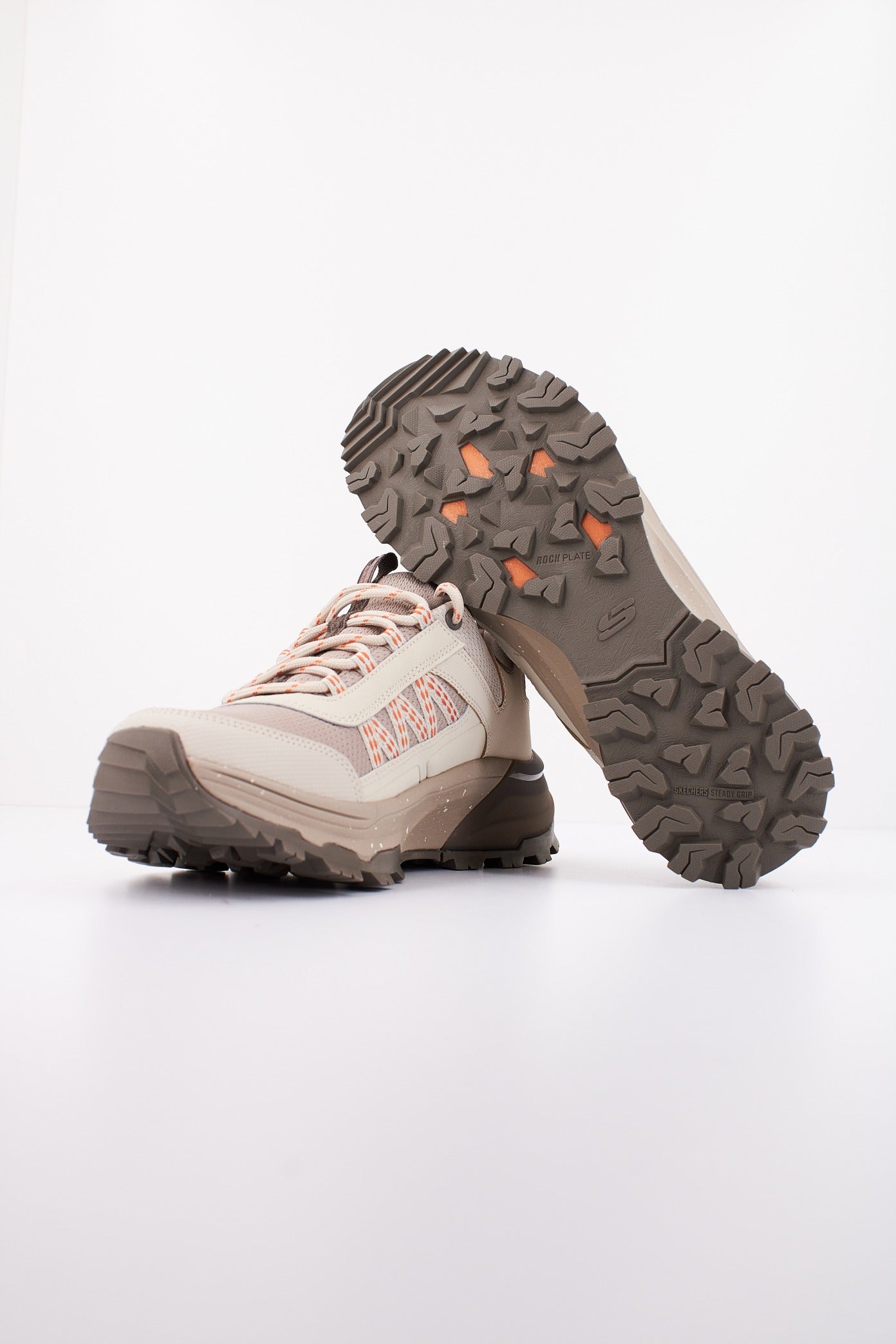 SKECHERS MAX PROTECT LEGACY en color BEIS  (4)