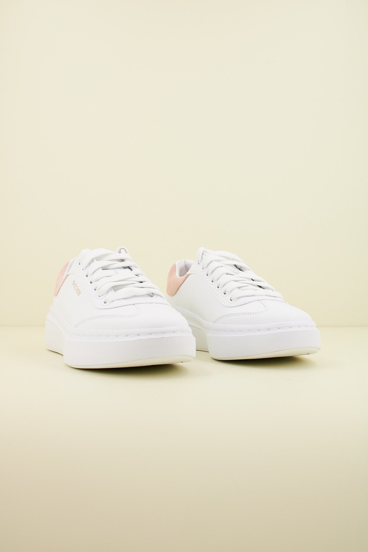 SKECHERS CORDOBA CLASSIC en color BLANCO  (2)