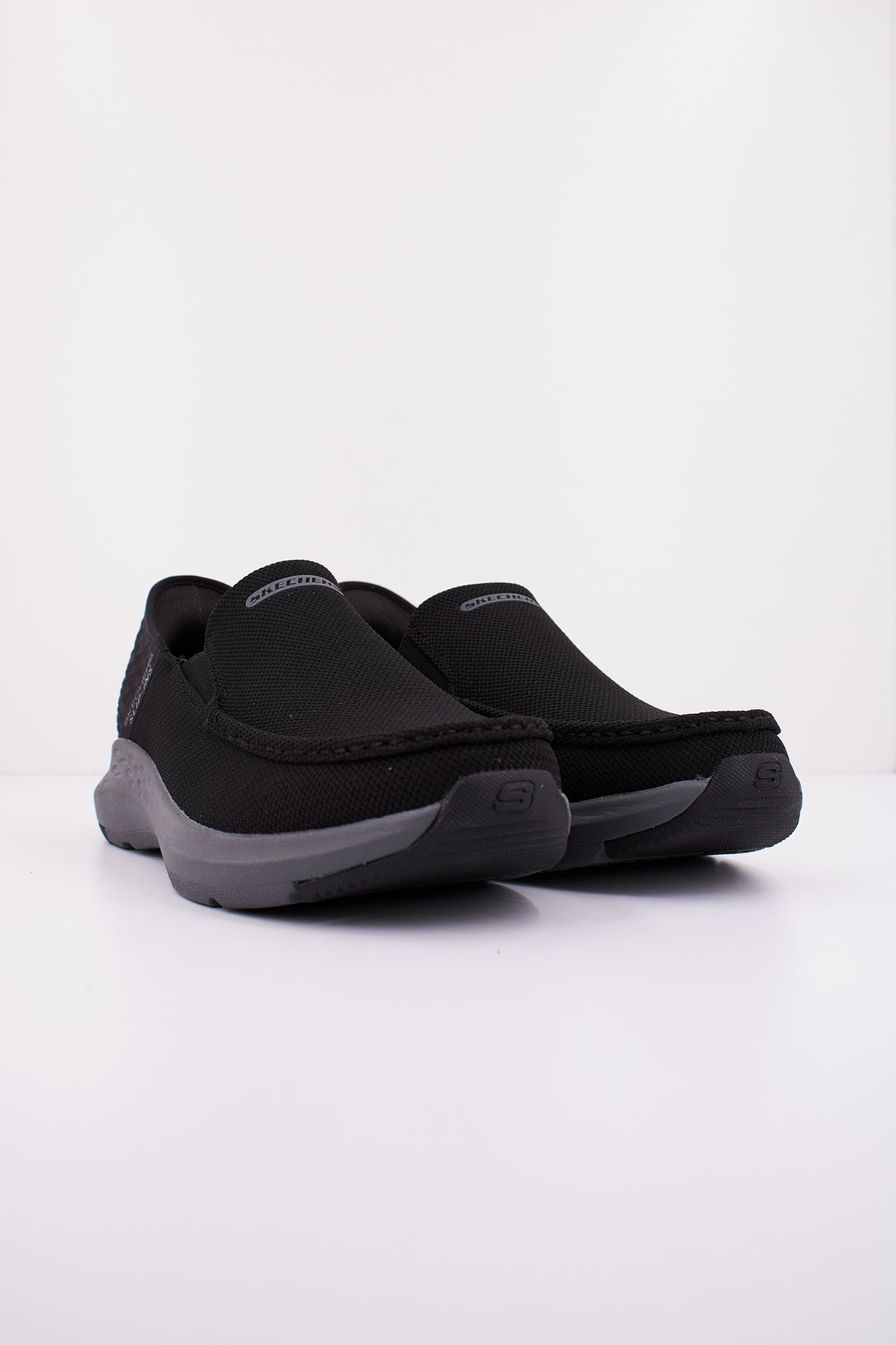 SKECHERS SLIP INS S  en color NEGRO  (2)