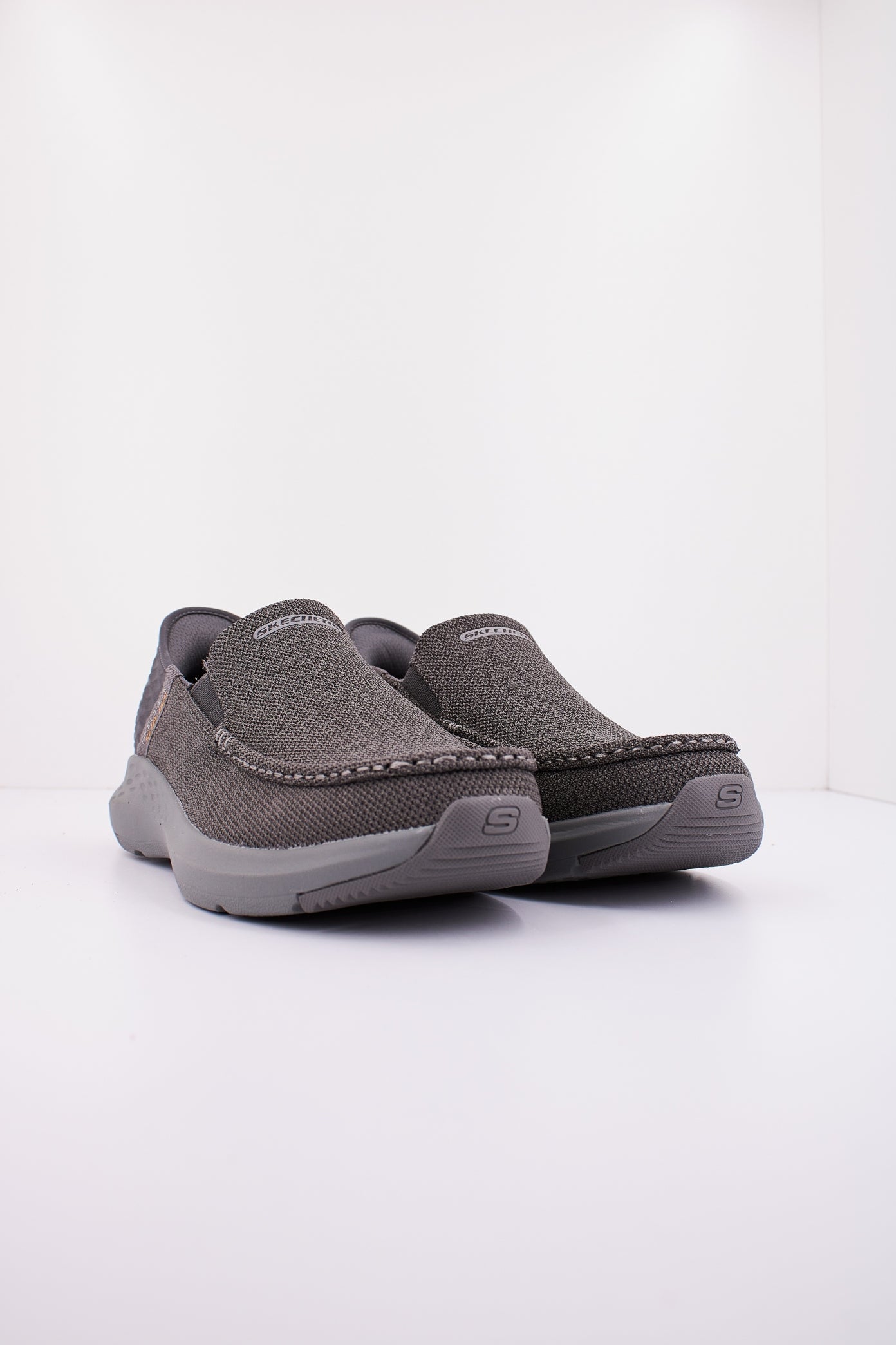 SKECHERS SLIP INS S  en color GRIS  (2)