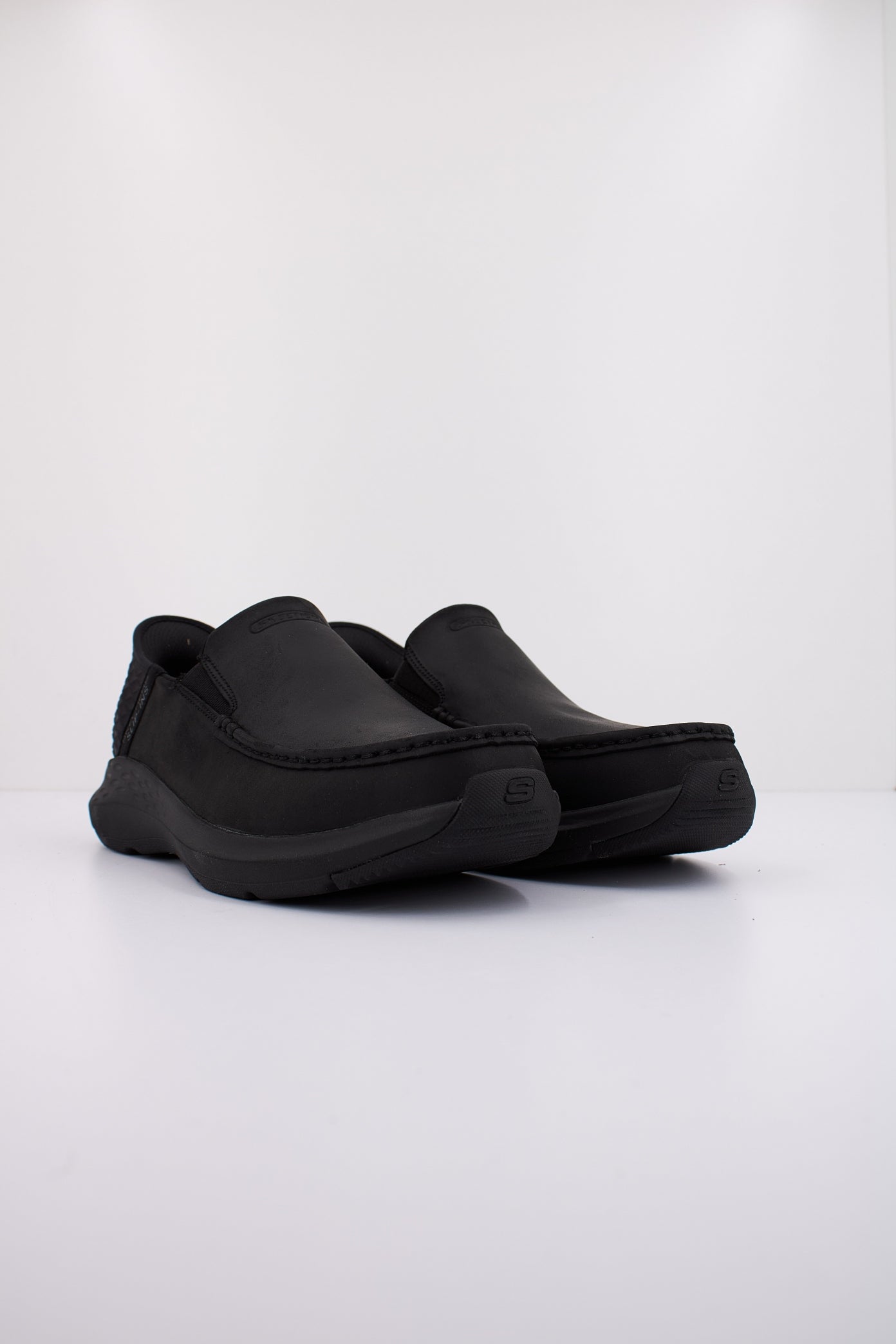 SKECHERS SLIP-INS: PARSON-OSWIN en color NEGRO  (2)