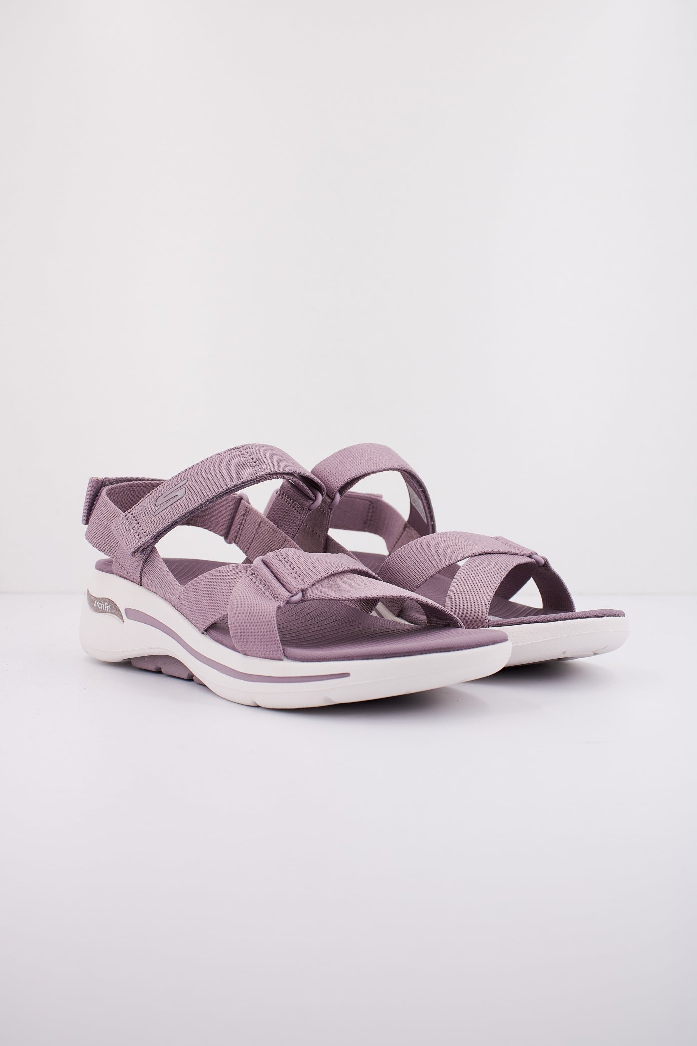 SKECHERS GO WALK ARCH FIT SANDAL en color VIOLETA  (2)