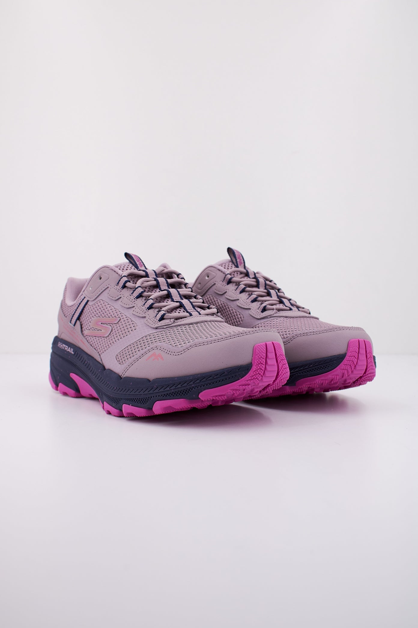 SKECHERS GO RUN TRAIL ALTITUD en color VIOLETA  (2)