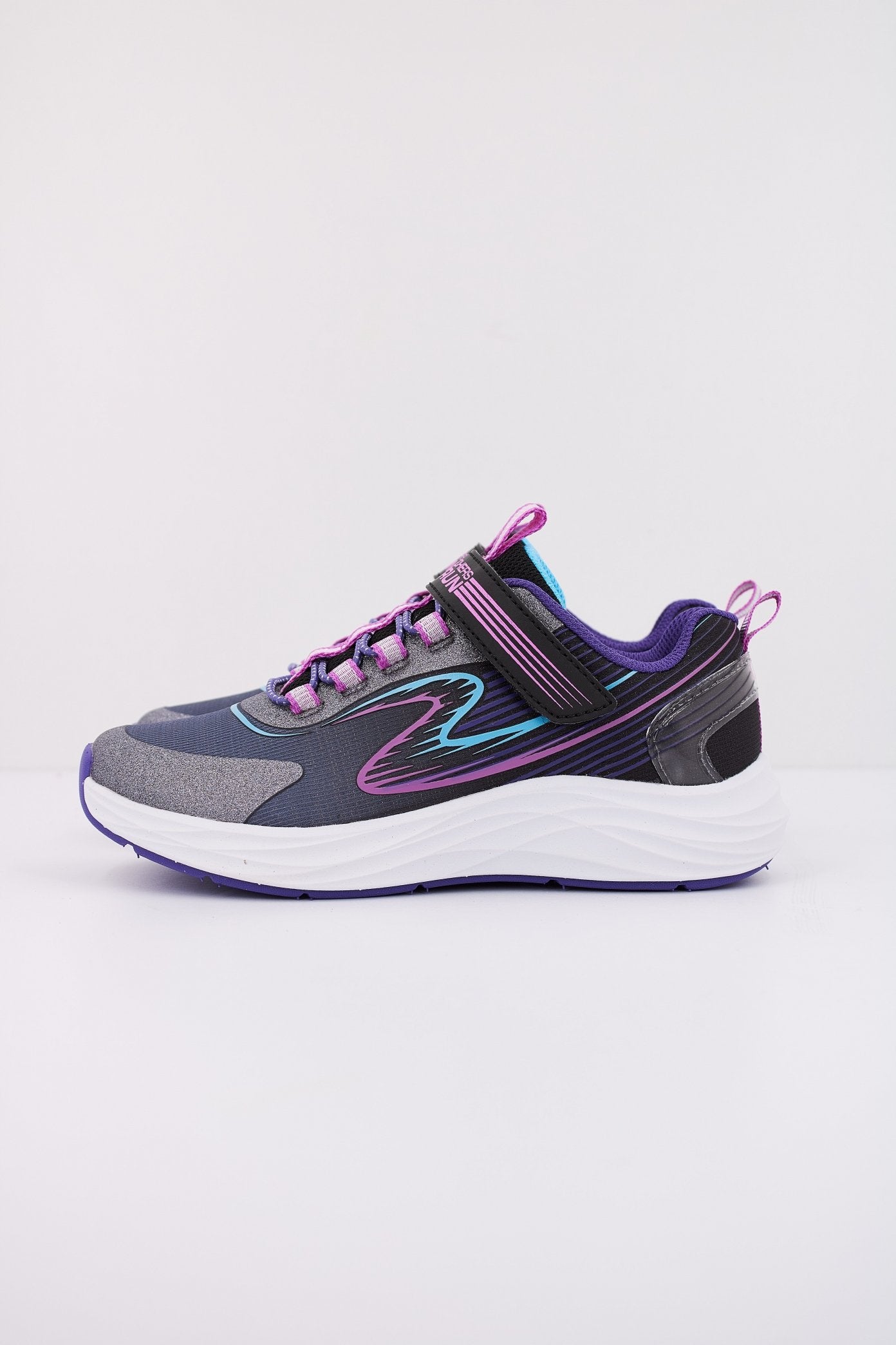 SKECHERS GO-RUN-ACCELERATE en color GRIS  (1)