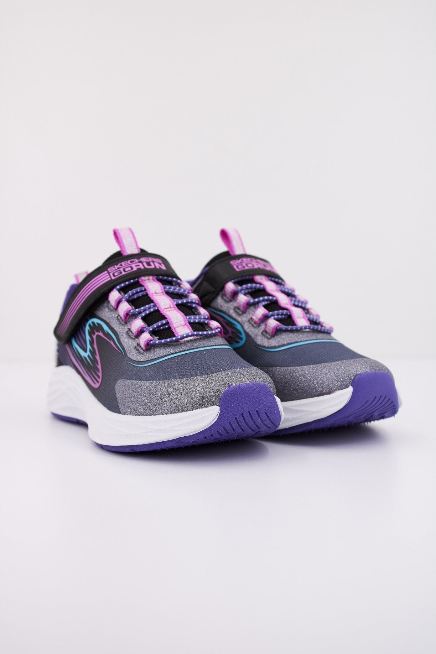 SKECHERS GO-RUN-ACCELERATE en color GRIS  (2)