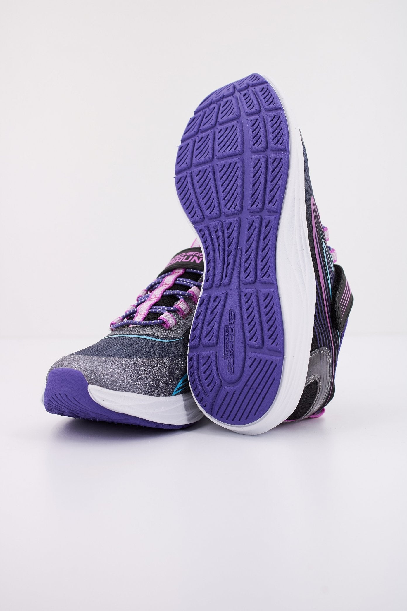 SKECHERS GO-RUN-ACCELERATE en color GRIS  (5)