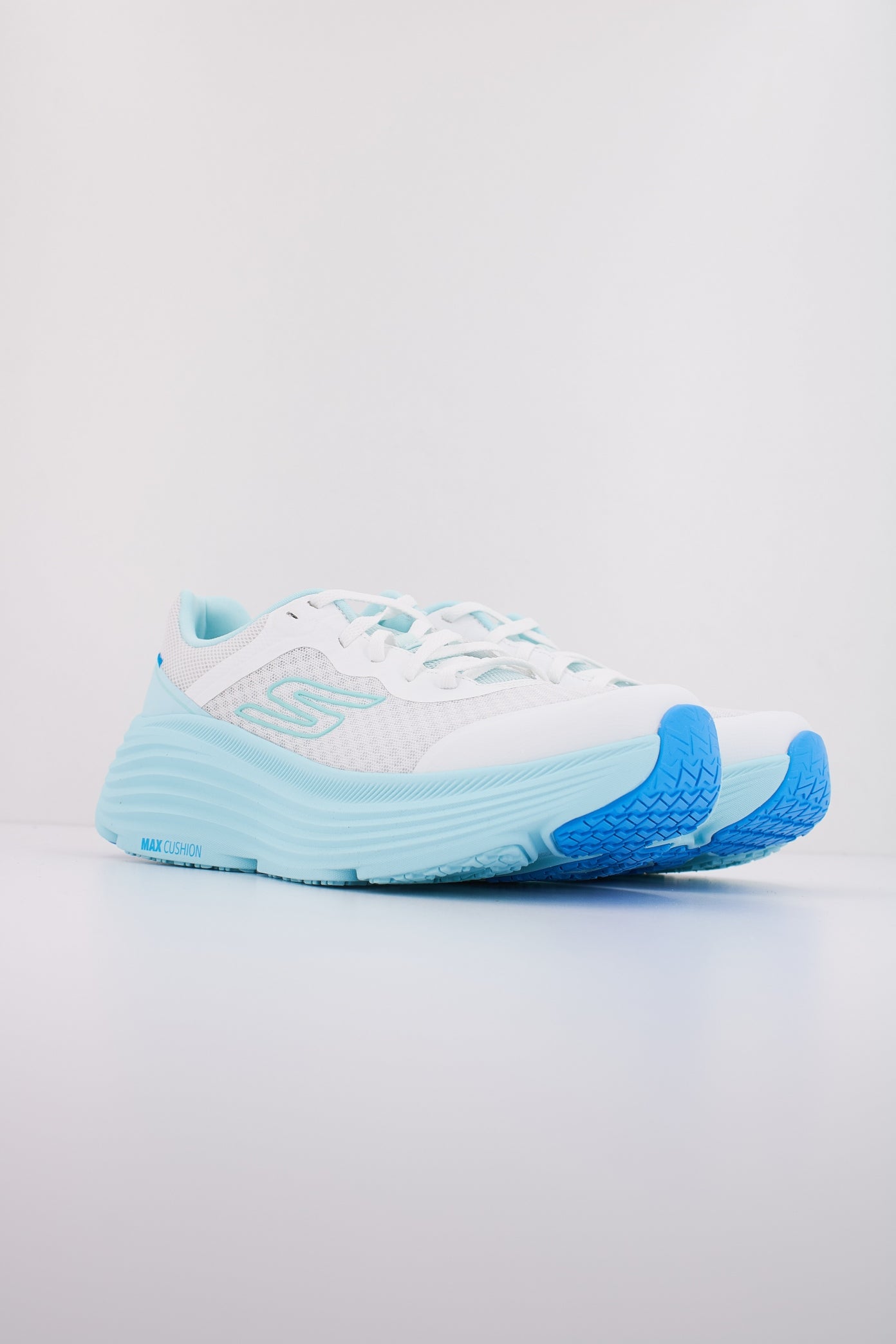 SKECHERS MAX CUSHIONING ENDEAVOUR en color BLANCO  (2)