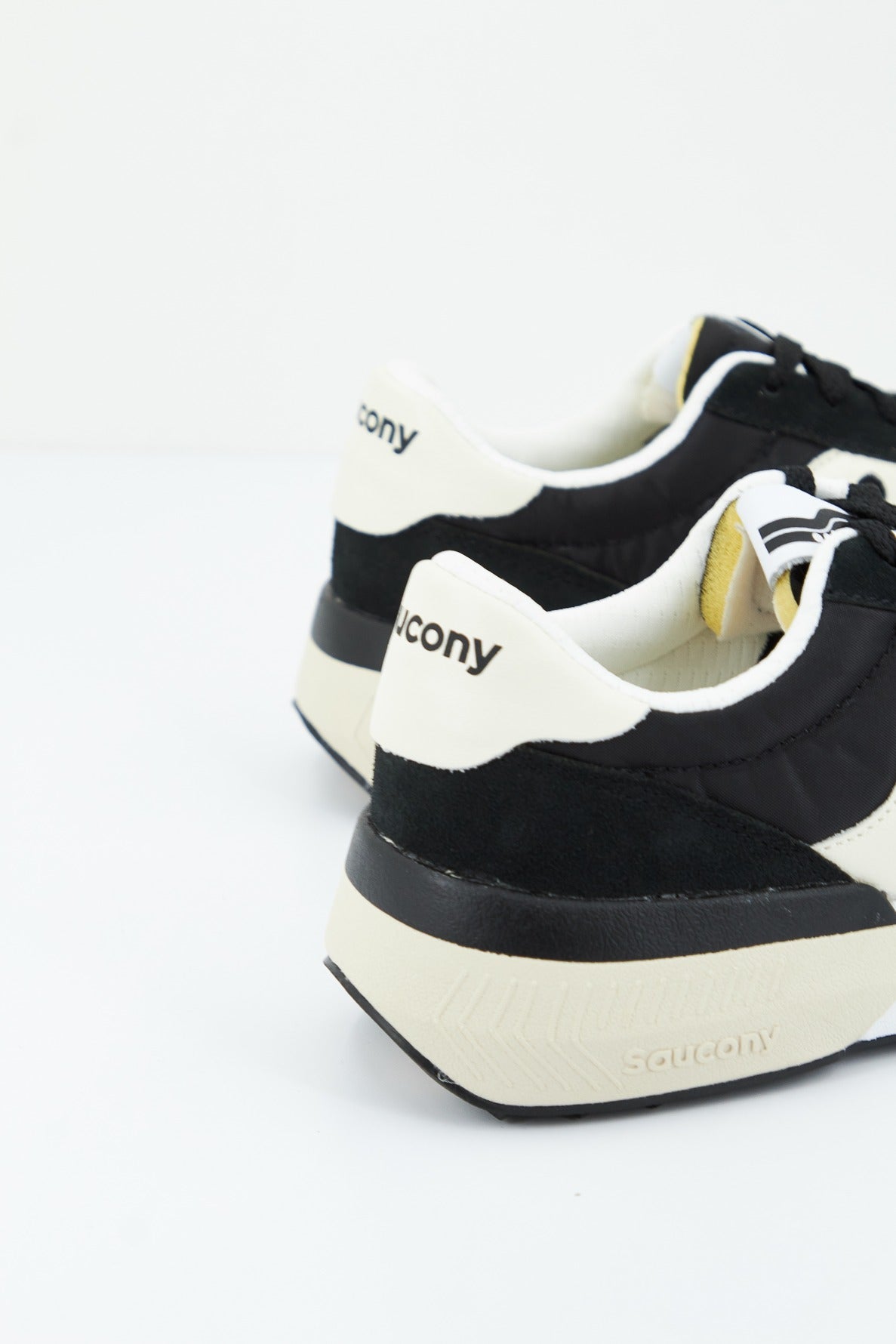 SAUCONY JAZZ NXT en color NEGRO  (3)