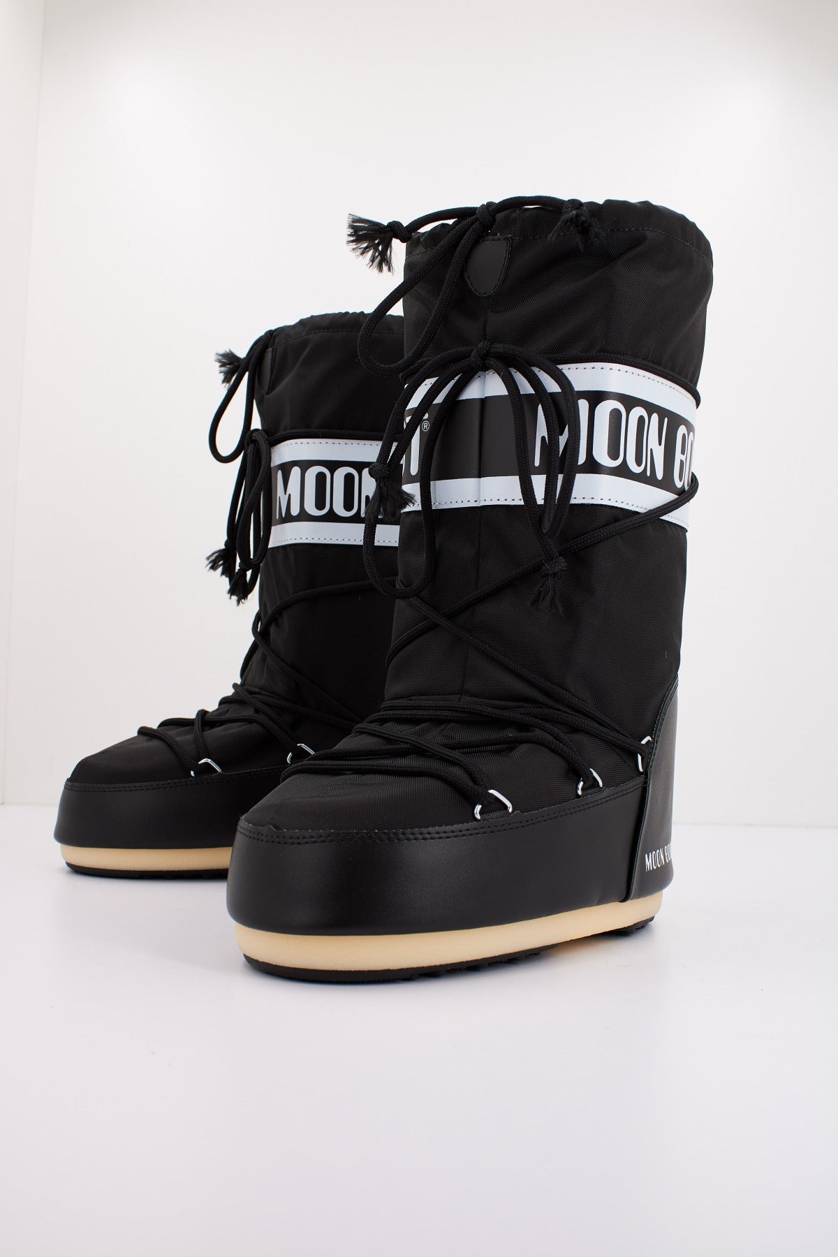 MOON BOOT ICON NYLON en color NEGRO  (2)