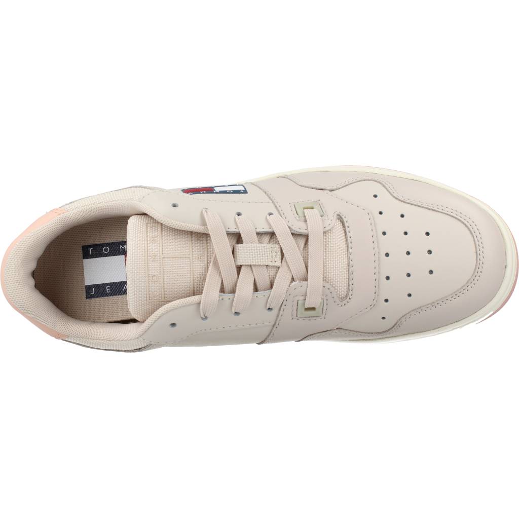 TOMMY JEANS RETRO BASKET en color BEIS  (7)