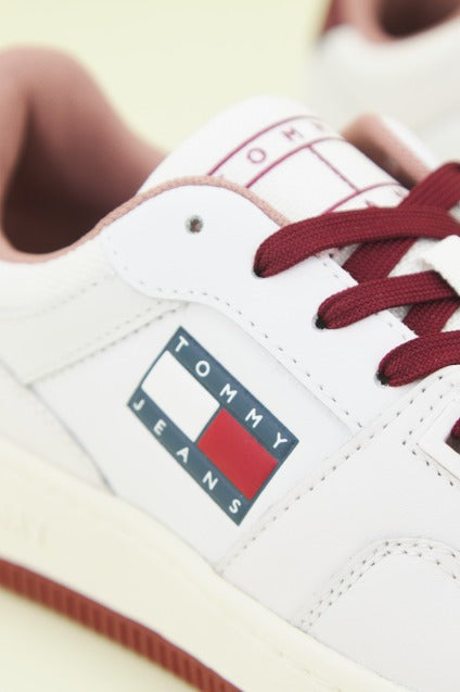 TOMMY JEANS RETRO LOW BA en color BLANCO  (4)