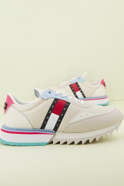 TOMMY JEANS SNEAKER CLEATED en color BEIS  (1)