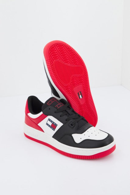 TOMMY JEANS  BASKET LEATHER en color NEGRO  (1)