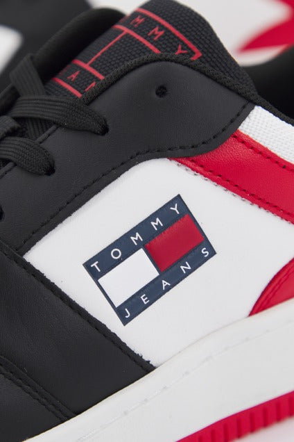 TOMMY JEANS  BASKET LEATHER en color NEGRO  (4)