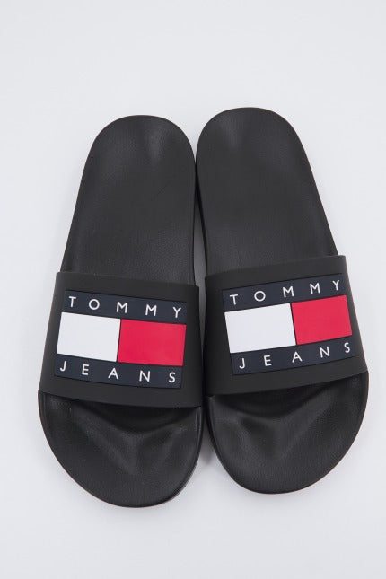 TOMMY JEANS POOL SLIDE ESS en color NEGRO  (1)