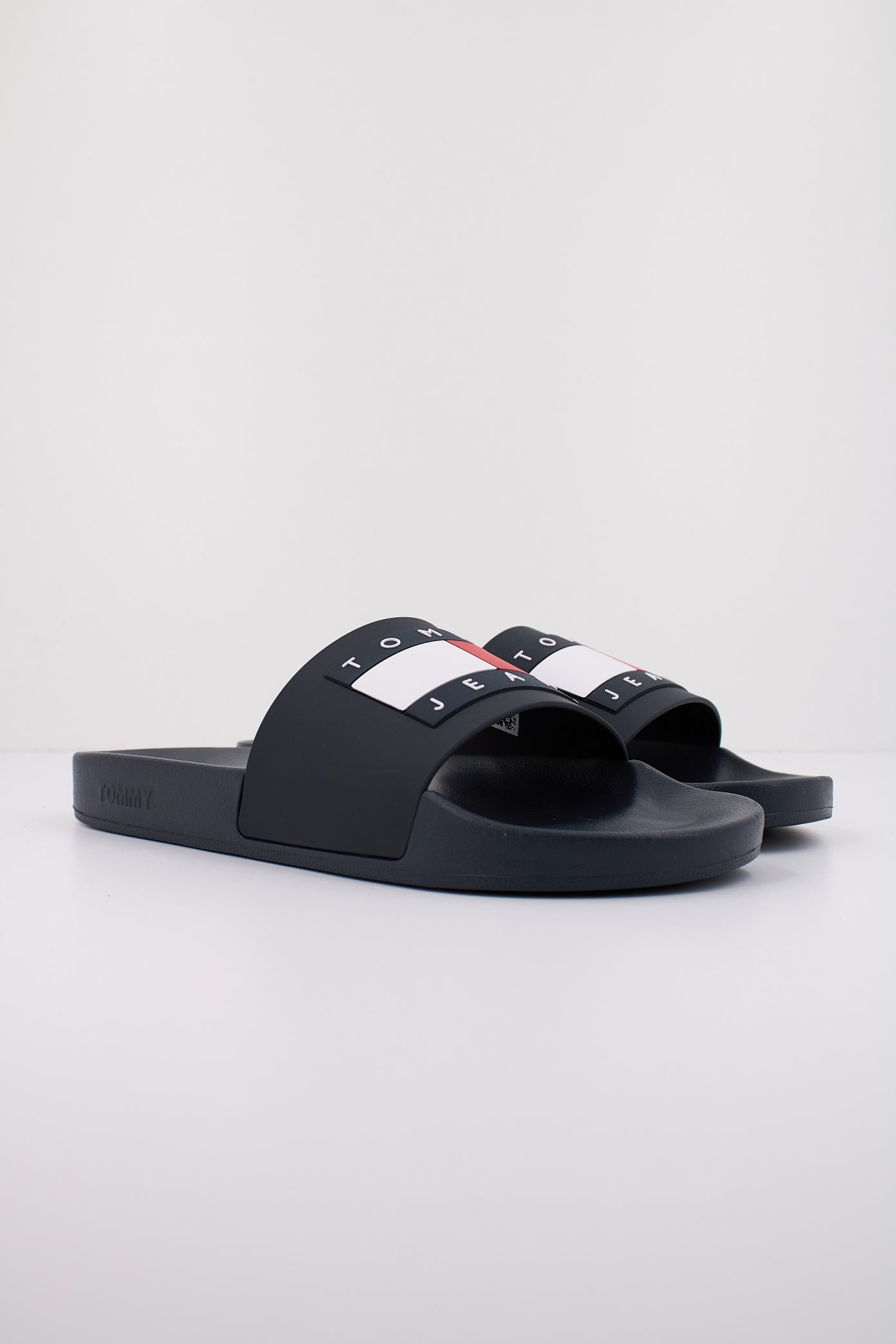 TOMMY JEANS POOL SLIDE ESS en color AZUL  (2)