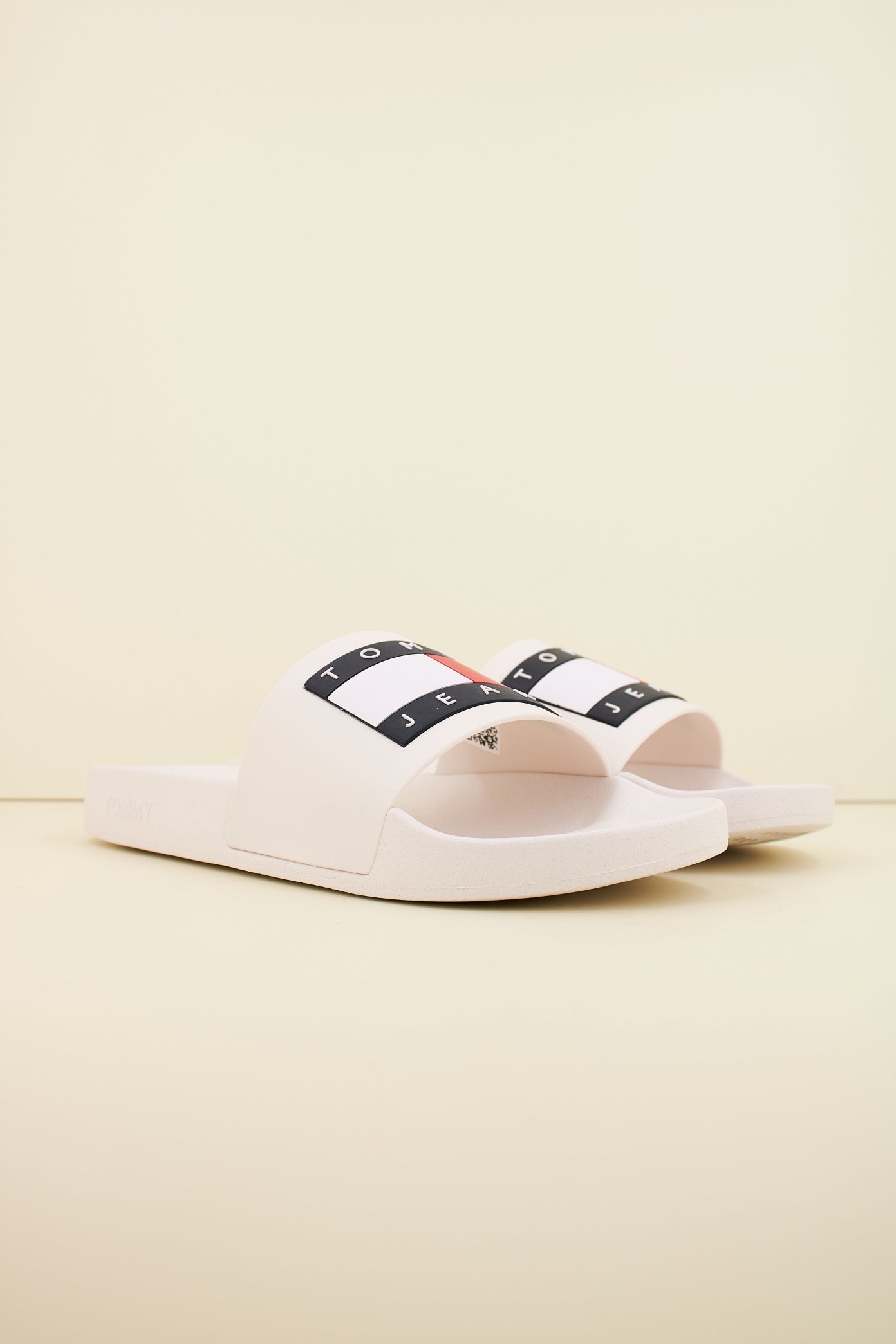 TOMMY JEANS POOL SLIDE ESS en color BLANCO  (2)