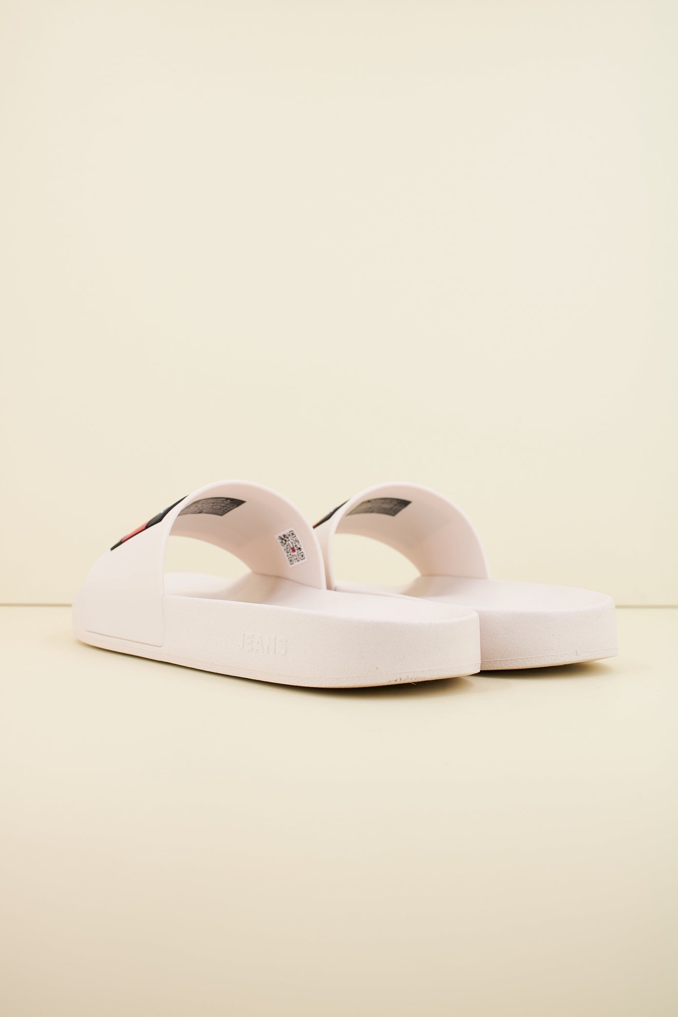 TOMMY JEANS POOL SLIDE ESS en color BLANCO  (3)