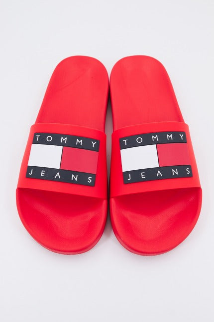 TOMMY JEANS POOL SLIDE ESS en color ROJO  (1)