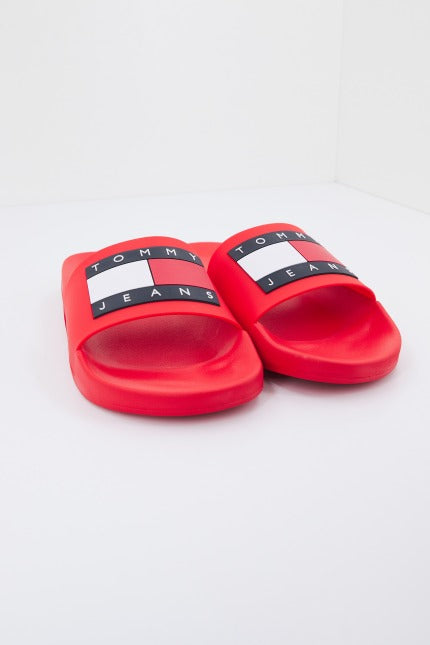 TOMMY JEANS POOL SLIDE ESS en color ROJO  (2)