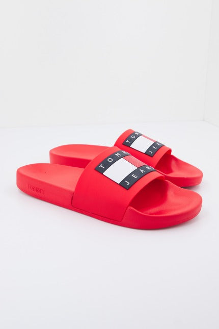 TOMMY JEANS POOL SLIDE ESS en color ROJO  (3)