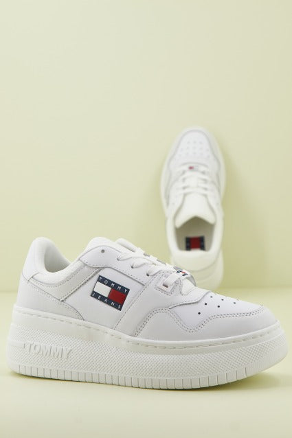 TOMMY JEANS RETRO BASKET FLATF en color BLANCO  (1)