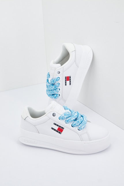 TOMMY JEANS  CITY FLATFORM en color BLANCO  (1)