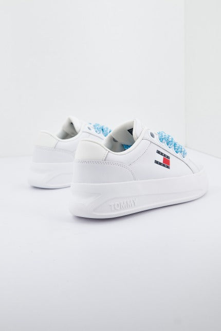 TOMMY JEANS  CITY FLATFORM en color BLANCO  (3)