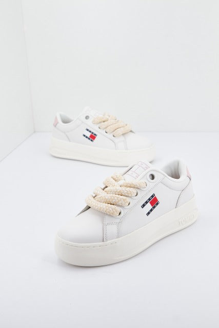 TOMMY JEANS  CITY FLATFORM en color BLANCO  (1)