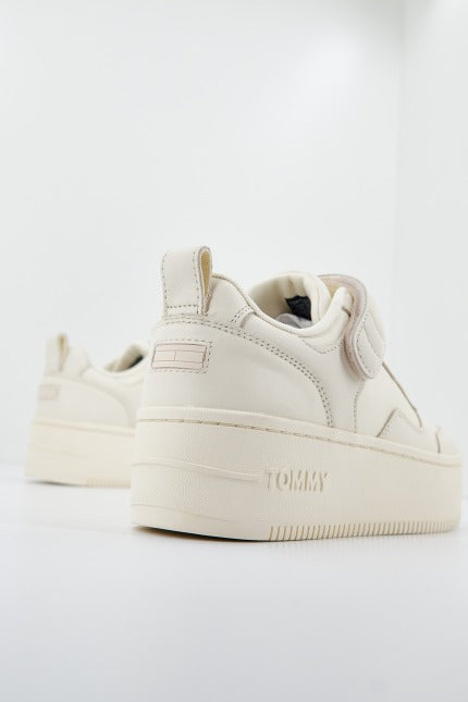 TOMMY JEANS ADHESIVE STRIP FLATFORM en color BEIS  (3)