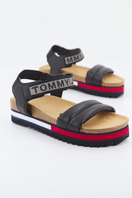 TOMMY JEANS FLAG OUTSOLE  en color NEGRO  (2)