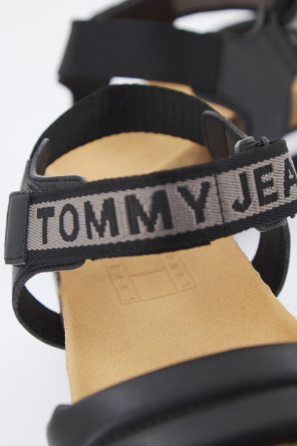 TOMMY JEANS FLAG OUTSOLE  en color NEGRO  (4)