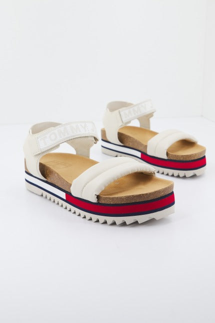 TOMMY JEANS FLAG OUTSOLE en color BEIS  (2)