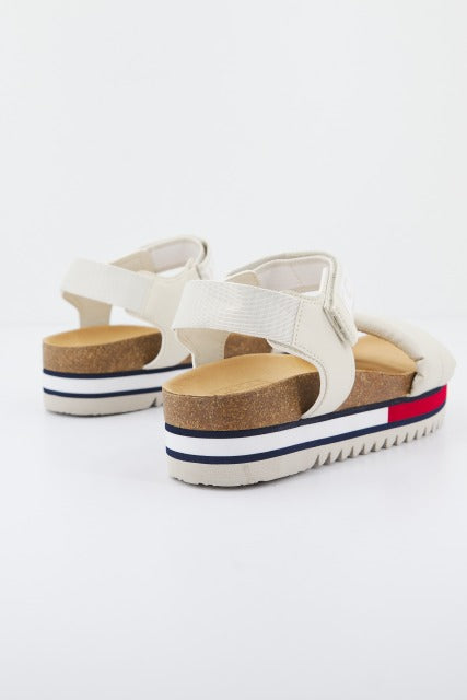 TOMMY JEANS FLAG OUTSOLE en color BEIS  (3)