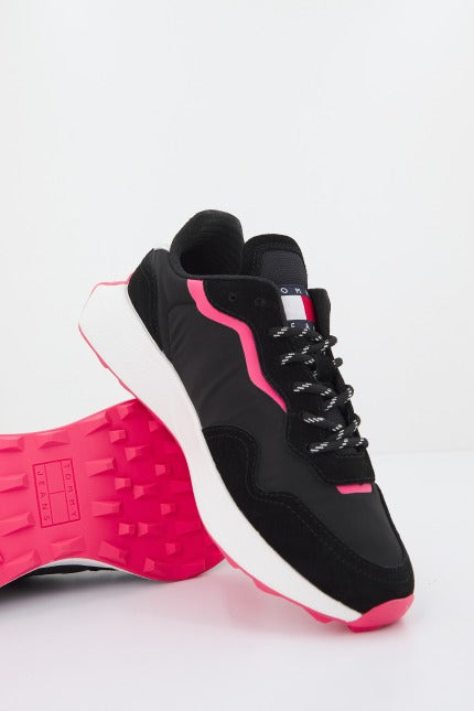 TOMMY JEANS NEW RUNNER en color NEGRO  (2)