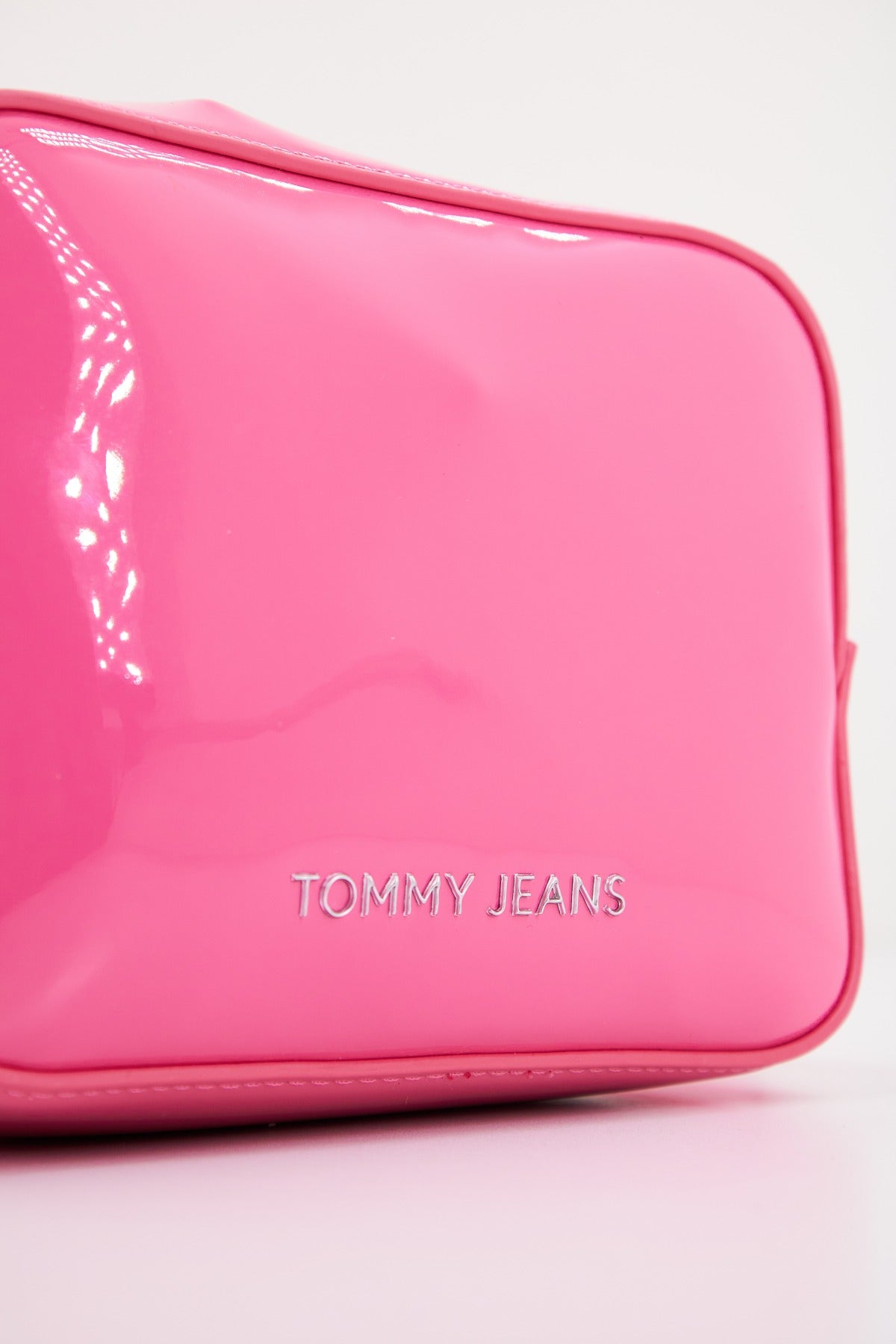 TOMMY JEANS TJW ESS MUST CAMERA BAG en color ROSA  (4)