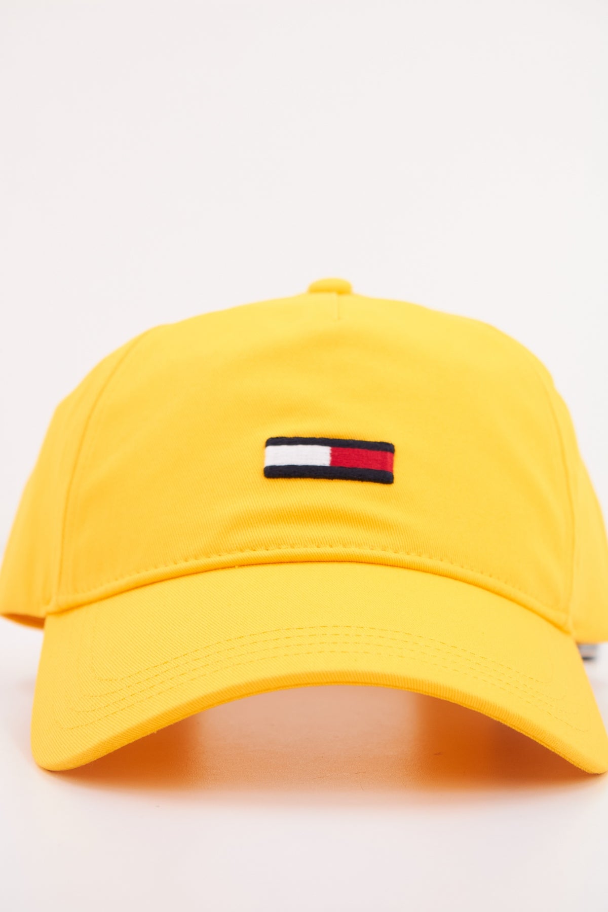 TOMMY JEANS TJW ELONGATED FLAG CAP en color AMARILLO  (4)