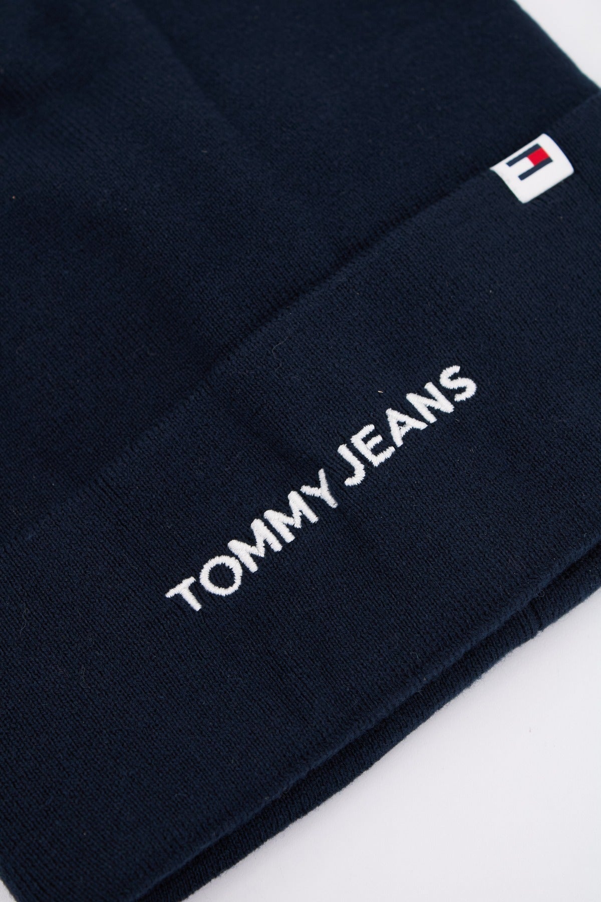 TOMMY JEANS TJW LINEAR LOGO BEANIE en color AZUL  (3)