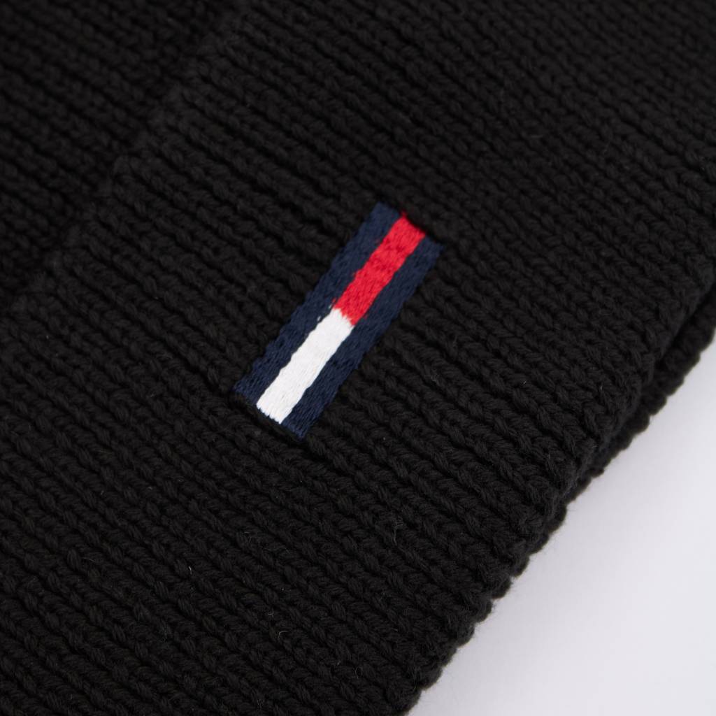 TOMMY JEANS TJW ELONGATED FLAG BEANI en color NEGRO  (6)