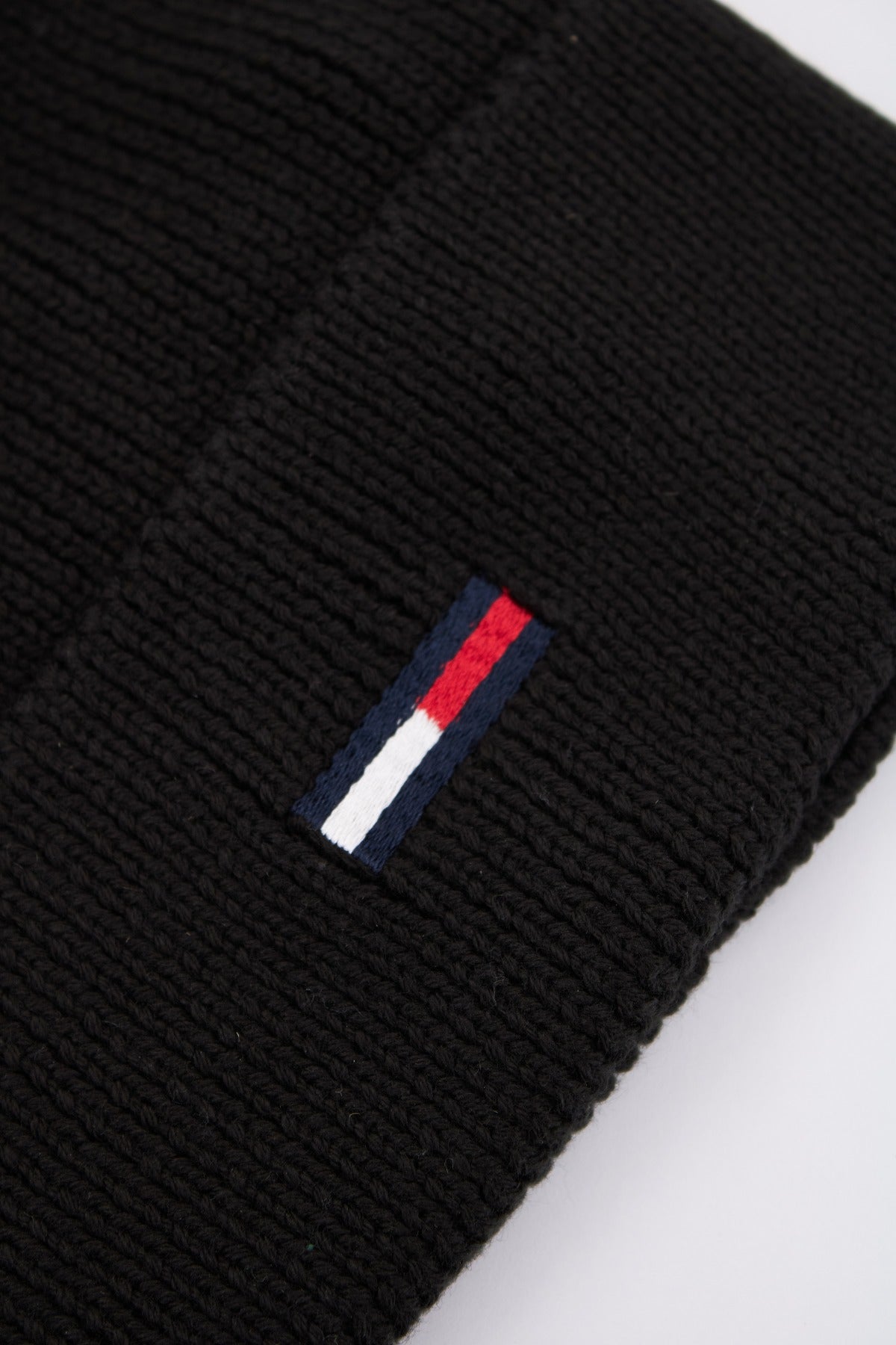 TOMMY JEANS TJW ELONGATED FLAG BEANI en color NEGRO  (3)